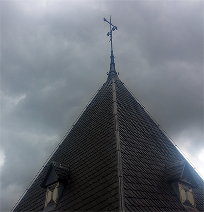 Kerktoren tijden de restauratie zonder Haan en Bol        